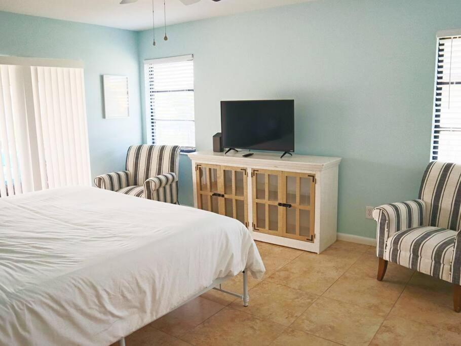 Cozy Retreat, Heated Pool, Water Canal, Bikes,3 Bedroom Cape Coral Exterior photo